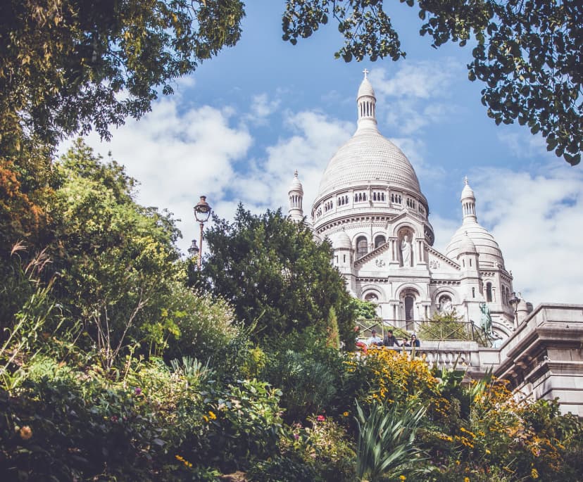 Udsigt over Sacré-Cœur under et sproghold i Paris